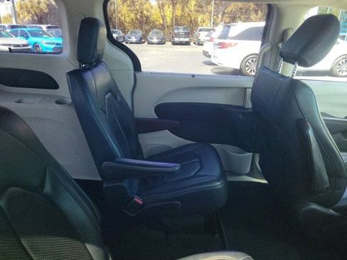 Used 2018 Chrysler Pacifica Touring-L FWD image 3