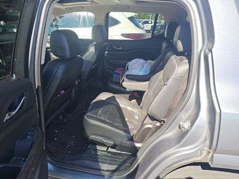 Used 2022 GMC Acadia Denali w/ Denali Technology Package FWD image 4