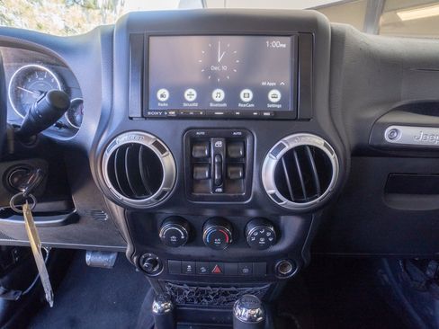 Used 2018 Jeep Wrangler Unlimited Sahara w/ Max Tow Package image 11