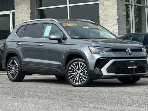 Used 2025 Volkswagen Taos SE FWD image 2