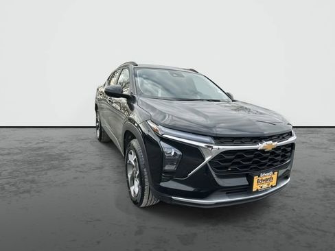 Used 2025 Chevrolet Trax LT image 2