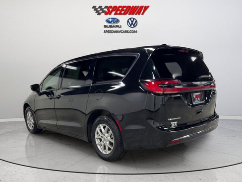 Used 2024 Chrysler Pacifica Touring-L FWD image 8