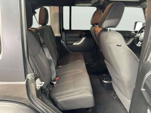 Used 2016 Jeep Wrangler Unlimited Sahara w/ Connectivity Group AWD/4WD image 18