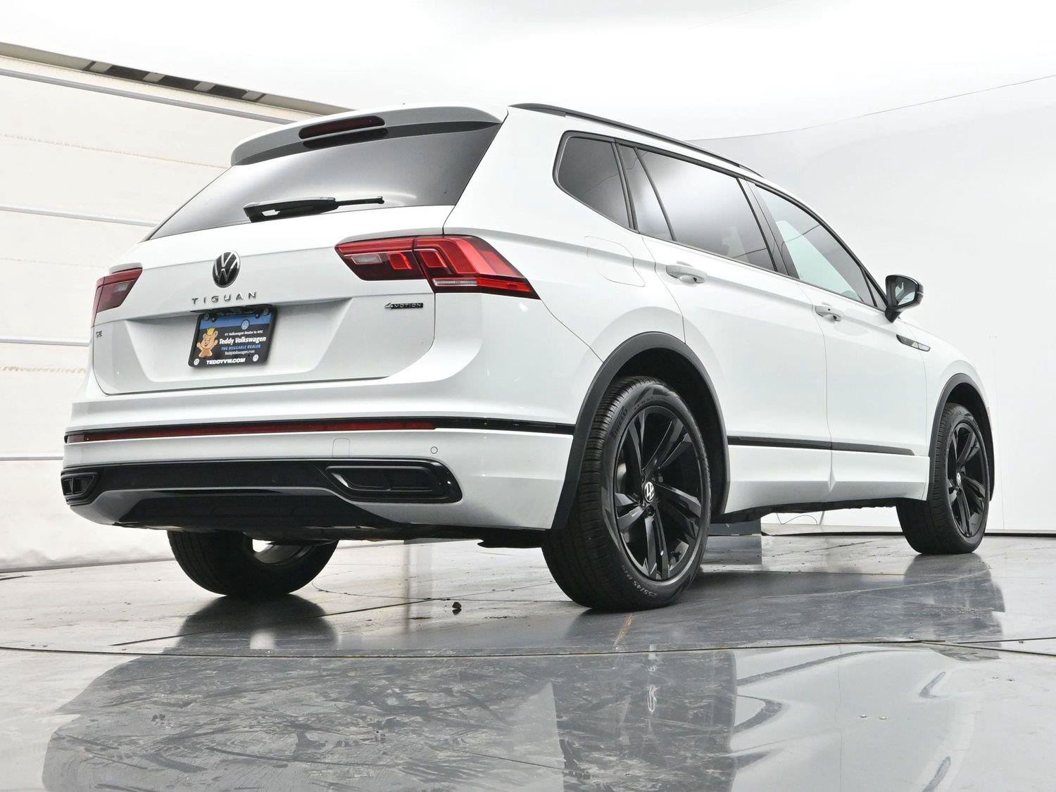 Certified 2024 Volkswagen Tiguan SE R-Line AWD/4WD image 32