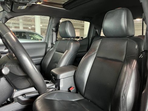 Used 2020 Toyota Tacoma TRD Off-Road w/ TRD Premium Off Road Package AWD/4WD image 12