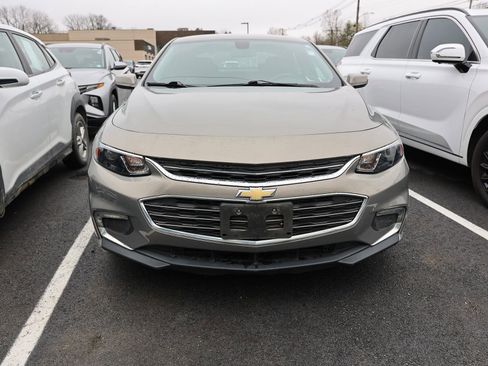 Used 2017 Chevrolet Malibu LT image 2