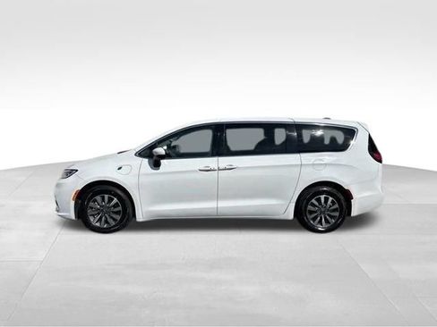 Used 2023 Chrysler Pacifica Touring-L FWD image 4