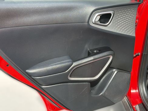 Used 2025 Kia Soul LX w/ LX Technology Package FWD image 29