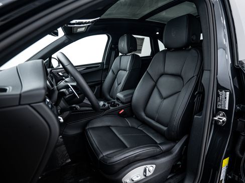 Certified 2025 Porsche Macan image 5