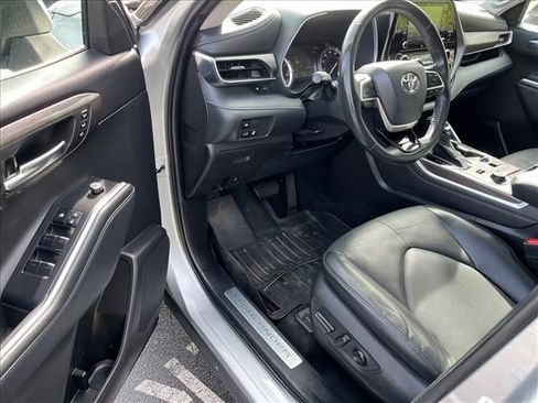 Used 2022 Toyota Highlander Limited image 14