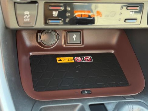 Used 2022 Toyota RAV4 Limited AWD/4WD image 21