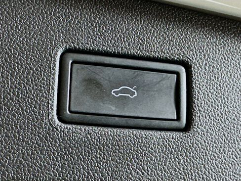 Used 2024 Volkswagen Tiguan SE image 28