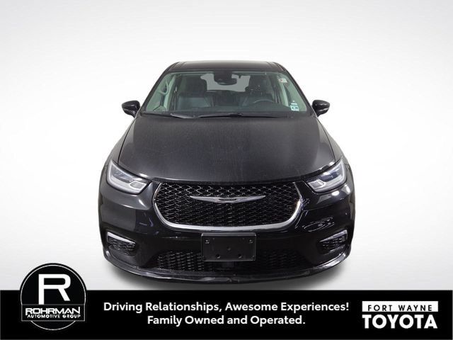 Used 2024 Chrysler Pacifica Touring-L FWD image 3