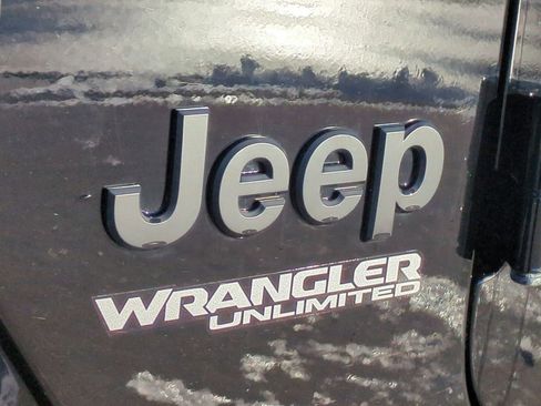Used 2022 Jeep Wrangler Unlimited Sahara image 12