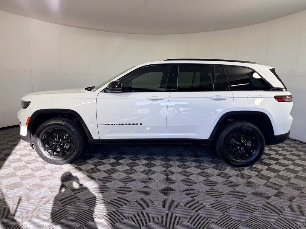 Used 2025 Jeep Grand Cherokee Altitude RWD image 18