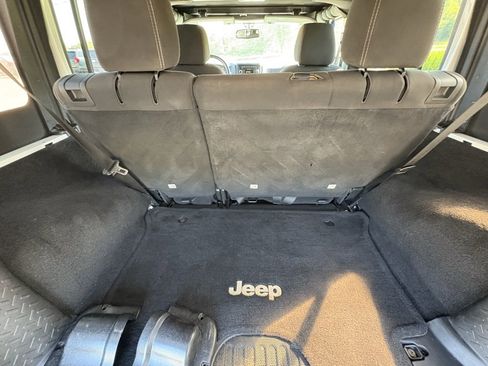 Used 2015 Jeep Wrangler Unlimited Sahara w/ Connectivity Group image 21