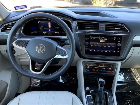 Used 2022 Volkswagen Tiguan SE image 9
