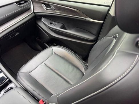 Used 2022 Jeep Grand Cherokee Limited image 14