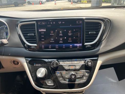 Used 2023 Chrysler Pacifica Touring-L image 23