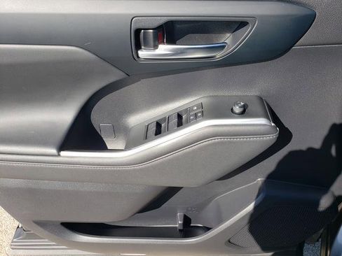 Used 2023 Toyota Highlander XLE image 11
