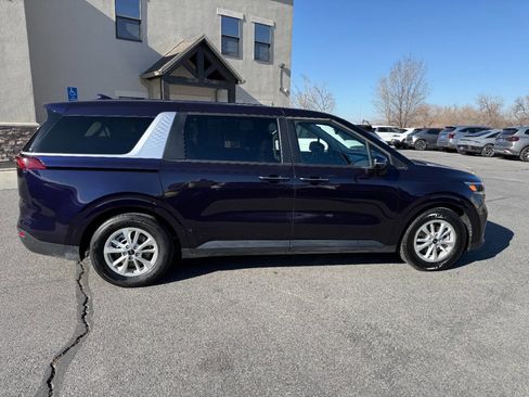 Used 2024 Kia Carnival LX image 9