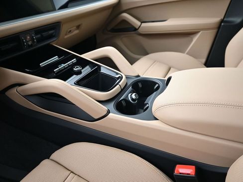 Certified 2026 Porsche Cayenne Coupe image 22