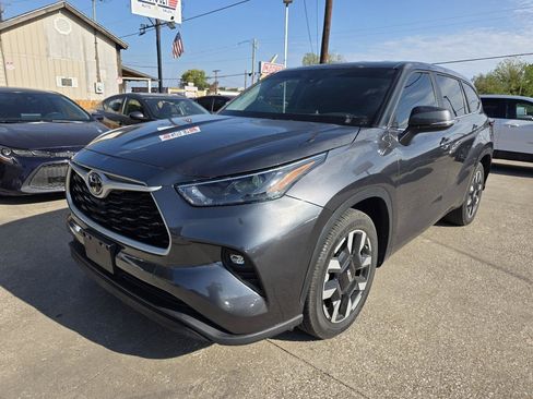 Used 2025 Toyota Highlander LE FWD image 2