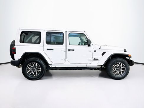 Used 2025 Jeep Wrangler Sahara image 10