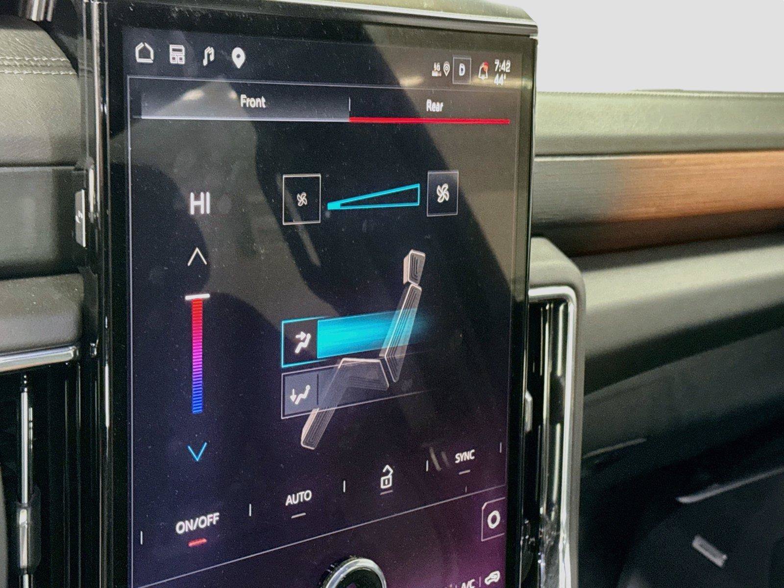 Used 2025 GMC Yukon Denali w/ Advanced Technology Package AWD/4WD image 4