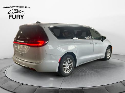 Used 2023 Chrysler Pacifica Touring-L FWD image 3