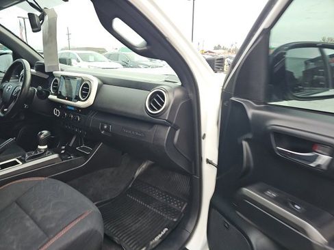 Used 2016 Toyota Tacoma TRD Sport image 18