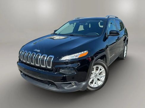 Used 2018 Jeep Cherokee Latitude Plus w/ Comfort/Convenience Group FWD image 1