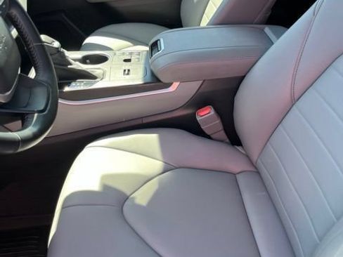 Used 2023 Toyota Highlander XLE FWD image 13