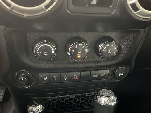 Used 2017 Jeep Wrangler Unlimited Sahara w/ Dual Top Group AWD/4WD image 17