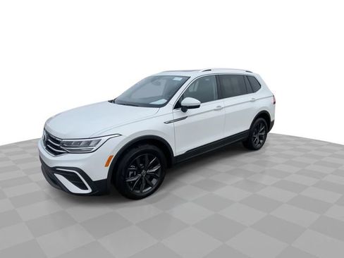 Used 2023 Volkswagen Tiguan SE w/ Panoramic Sunroof Package image 4