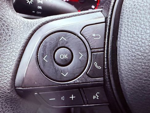 Used 2021 Toyota RAV4 LE image 17