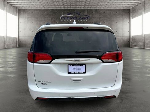 Used 2017 Chrysler Pacifica Touring-L w/ Tire & Wheel Group FWD image 4