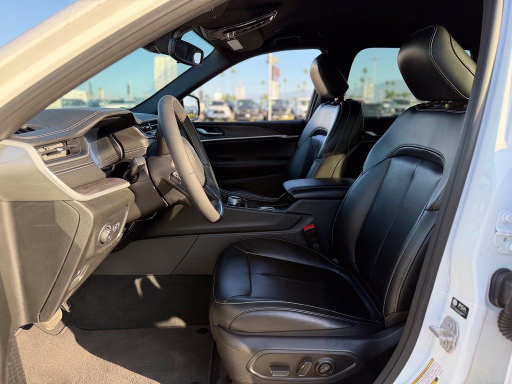 Used 2024 Jeep Grand Cherokee Limited RWD image 5