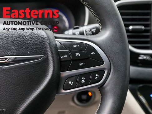 Used 2023 Chrysler Pacifica Touring-L image 16