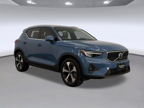 Used 2023 Volvo XC40 B4 Plus w/ Protection Package Premier FWD image 6