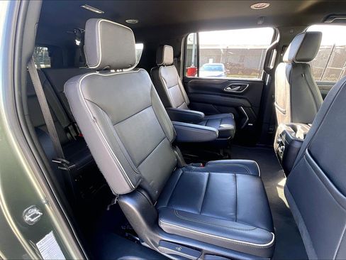 Used 2023 Chevrolet Suburban Premier image 31