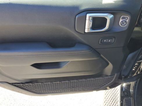 Used 2022 Jeep Wrangler Unlimited Sahara image 9