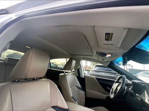 Used 2019 Lexus ES 300h w/ Accessory Package 2 image 21