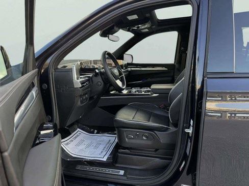 Used 2025 Cadillac Escalade ESV Sport w/ Touring Package AWD/4WD image 16