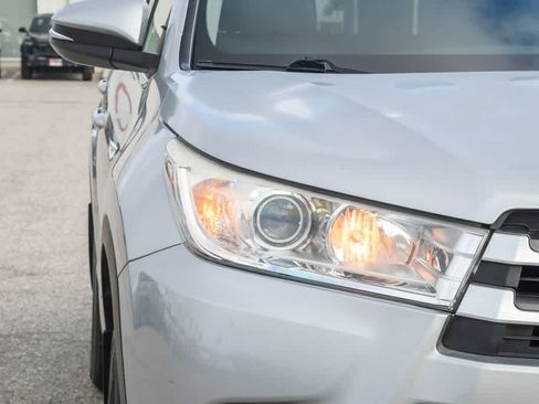 Used 2017 Toyota Highlander Plus FWD image 4