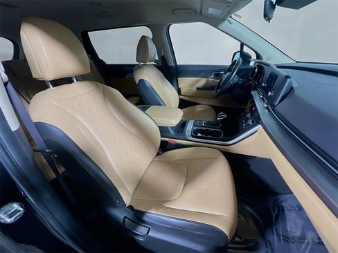 Used 2024 Kia Carnival LX image 27