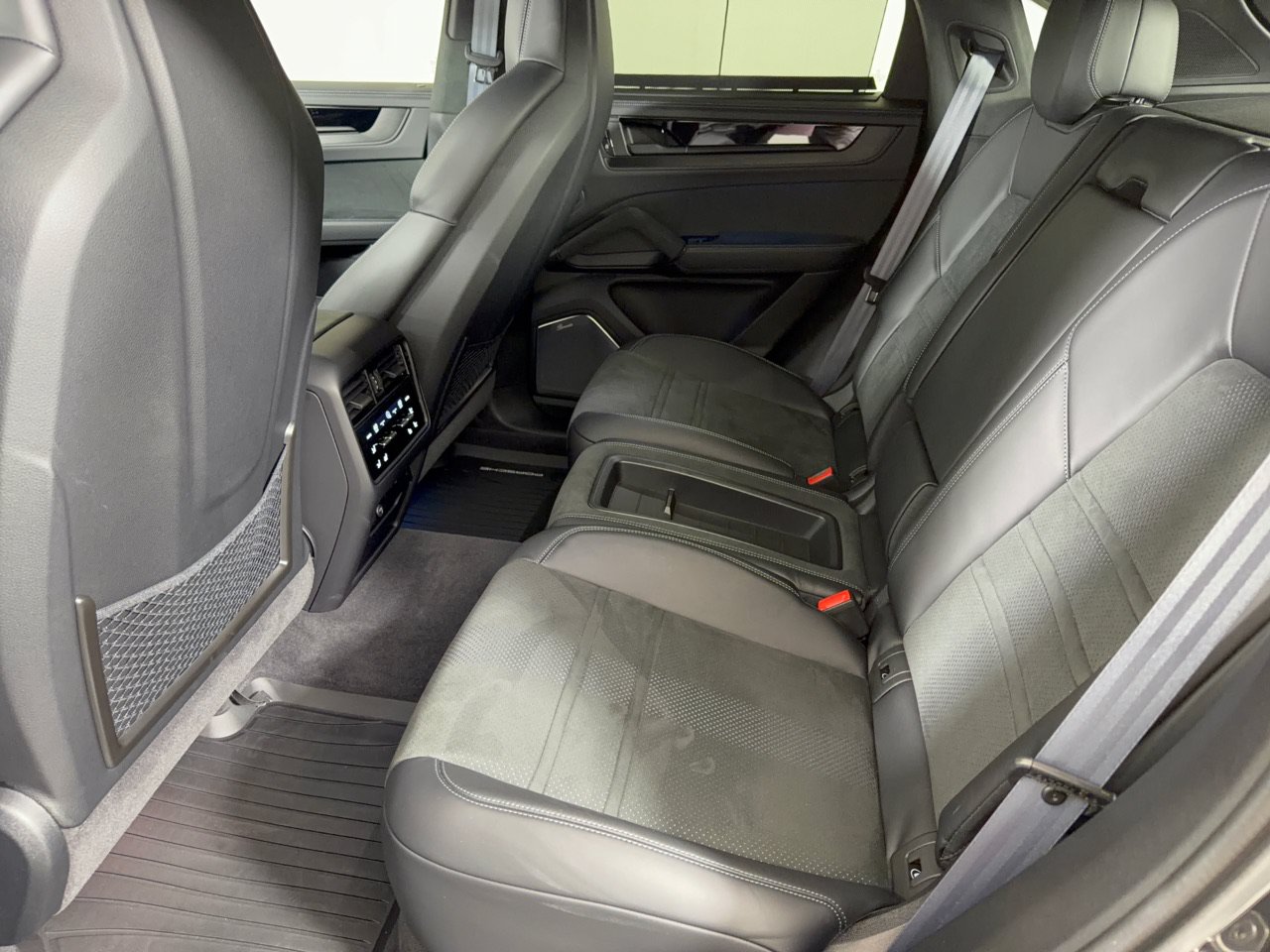 Certified 2025 Porsche Cayenne Turbo GT AWD/4WD image 28
