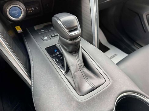 Used 2022 Toyota Venza XLE image 34