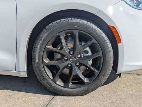 Certified 2025 Chrysler Pacifica Limited image 11