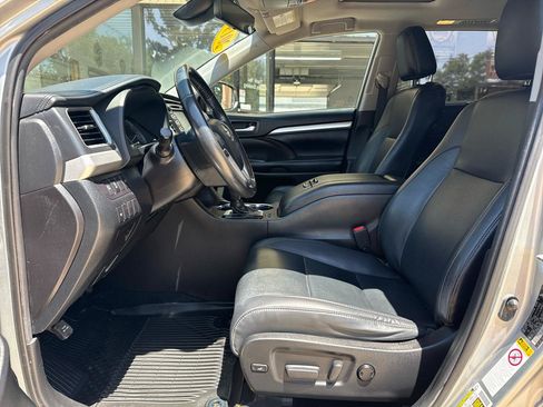 Used 2019 Toyota Highlander XLE AWD/4WD image 8